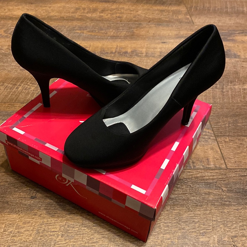 Black pumps- New With Box